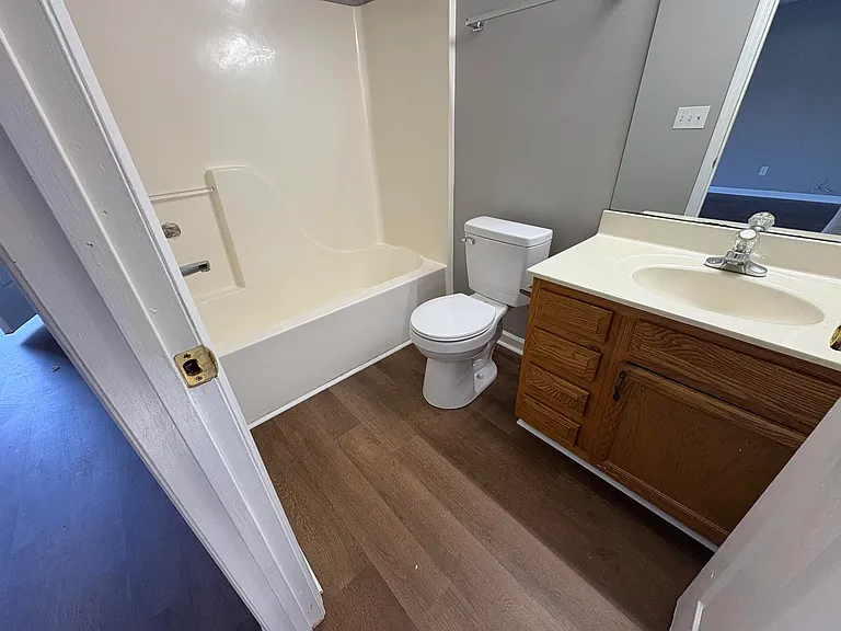 332 E Oak St — Photo 6