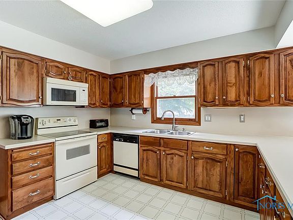 3rd image of 499 W Truman St