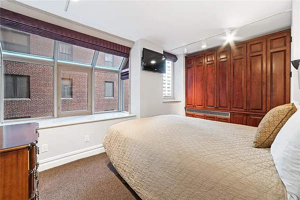 Sold by R New York | media 10