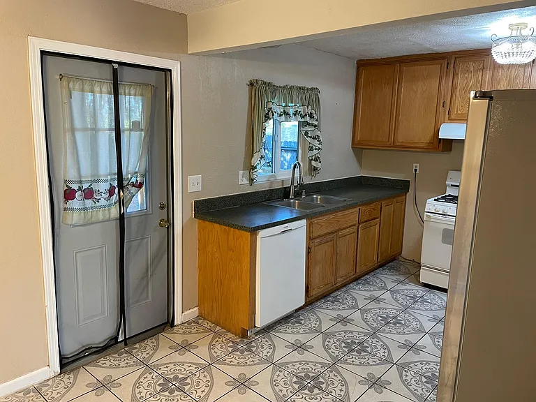 6080 Wilkinson St — Photo 10
