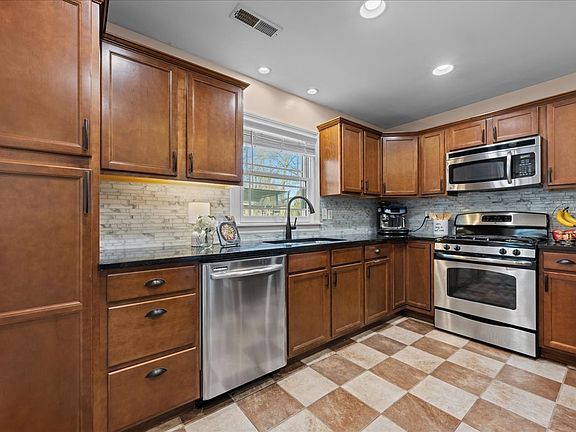 5th image of 612 Illinois St