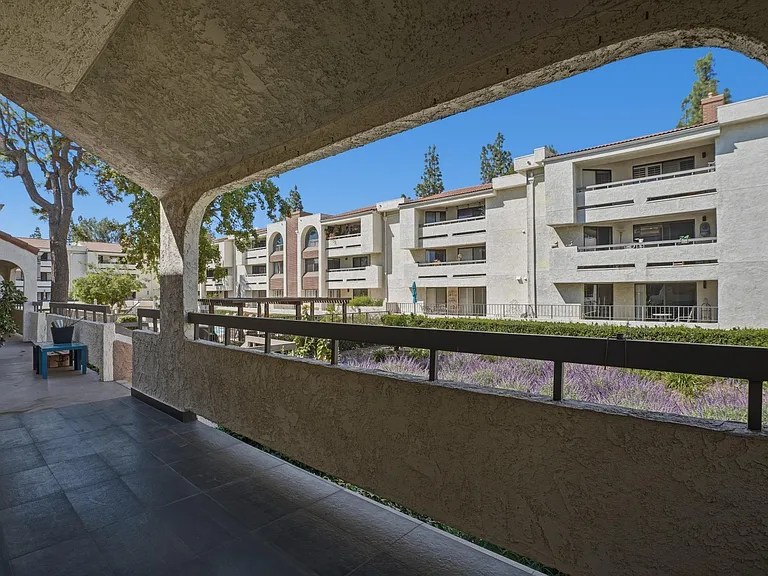 21620 Burbank Blvd #15 — Photo 25