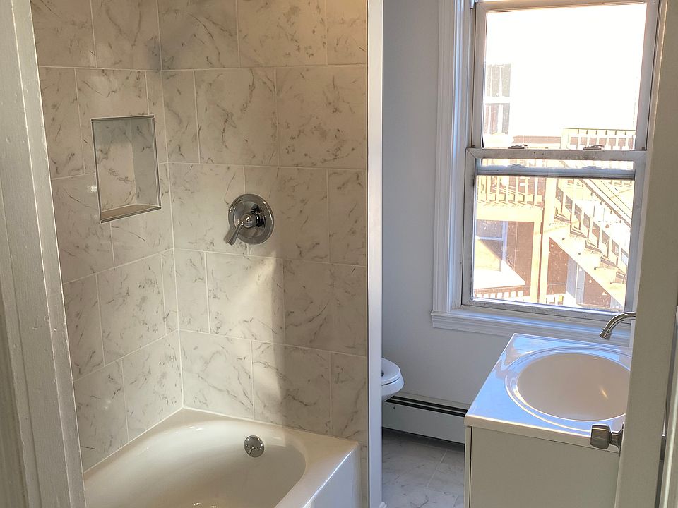 1st image of 25 Putnam St Room 2