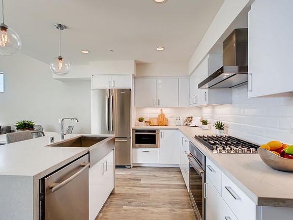2nd image of 3030 Jarvis St Unit 6
