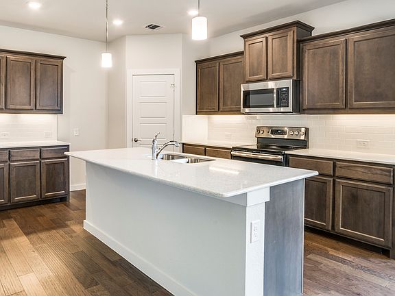 Lovely kitchen with corner pantry
