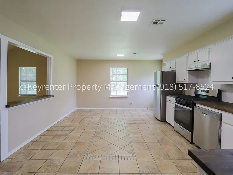 504 W Chestnut St — Photo 23