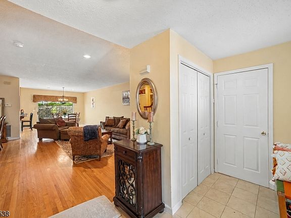 3rd image of 6 Hancock Dr