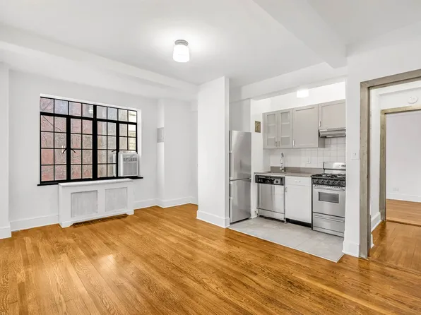 433 West 21st Street image 2 of 21