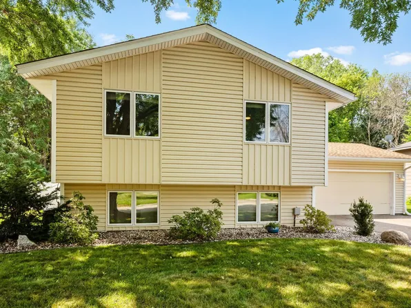 717 Dresden Dr, Chaska, MN 55318