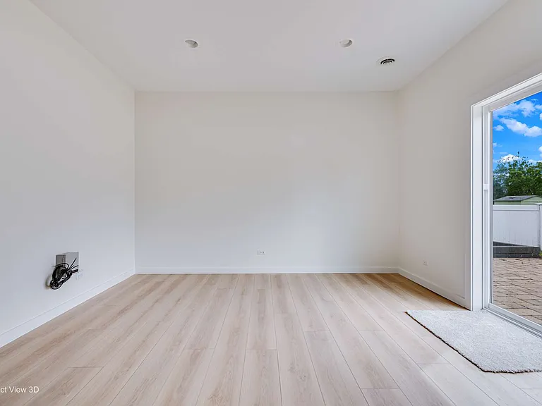 900 Ashford Ln — Photo 8