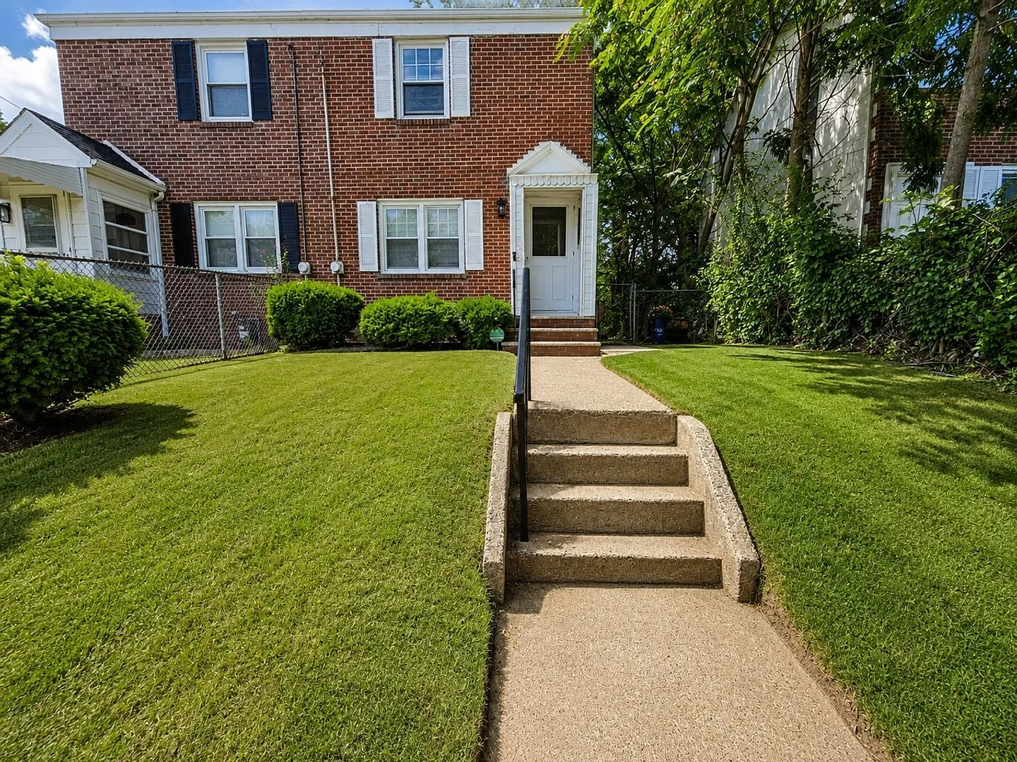 Spacious 2-Bed Townhouse-Style Home | Private Outdoor Space — Photo 1