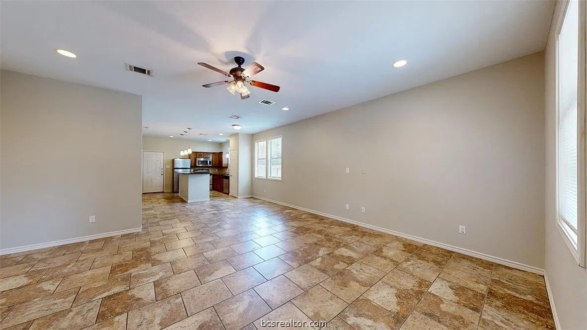 5 bed, 4.5 bath, 2041 sqft, $3,250 — Photo 2