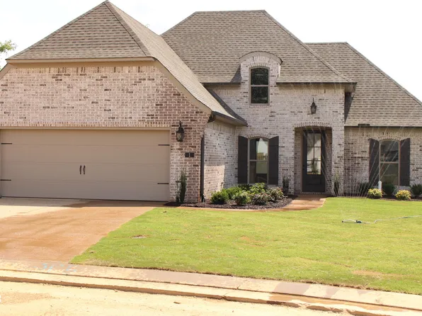 1 Emerald Breeze Dr, Jackson, TN 38305