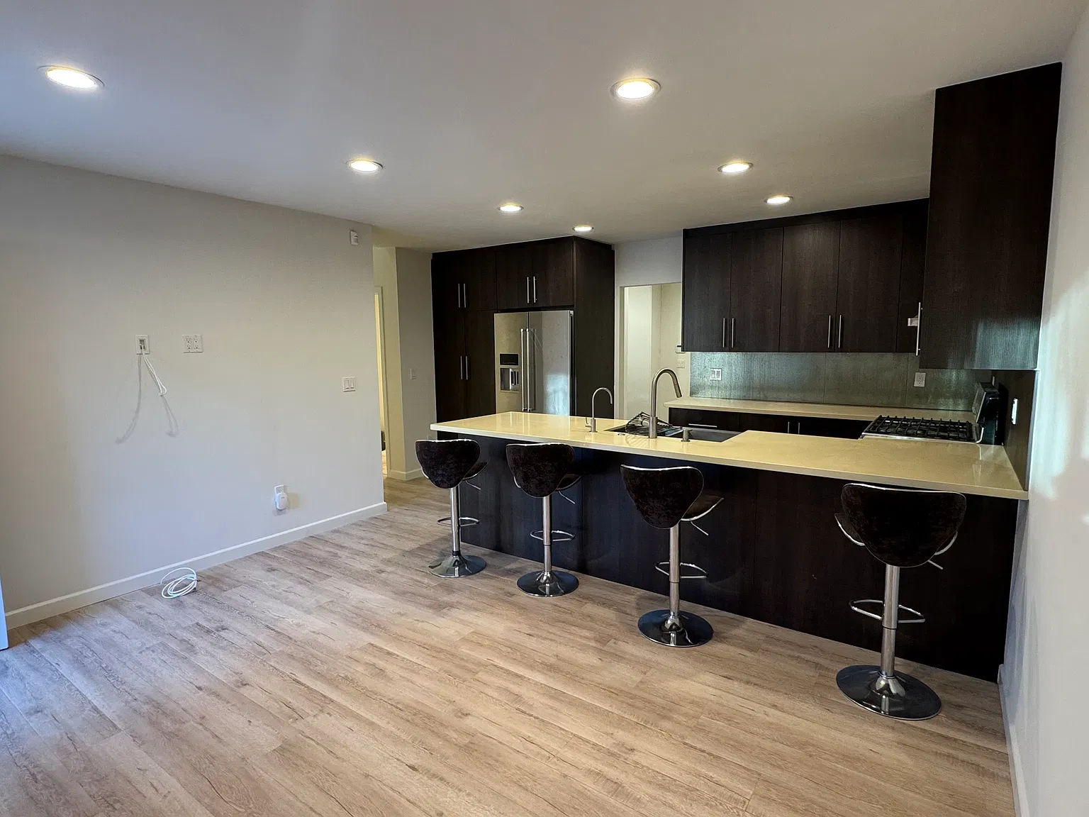 2 bed, 980 sqft, $3,200 — Photo 2