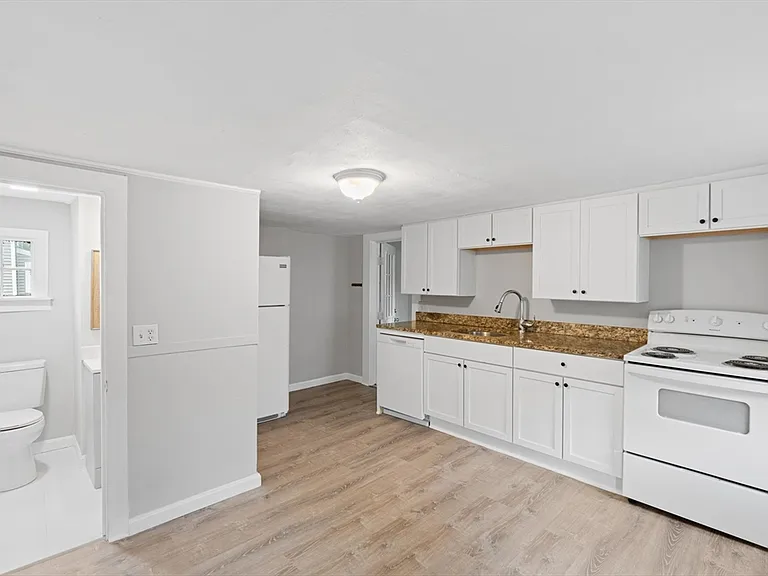 95B N Main St #B — Photo 12