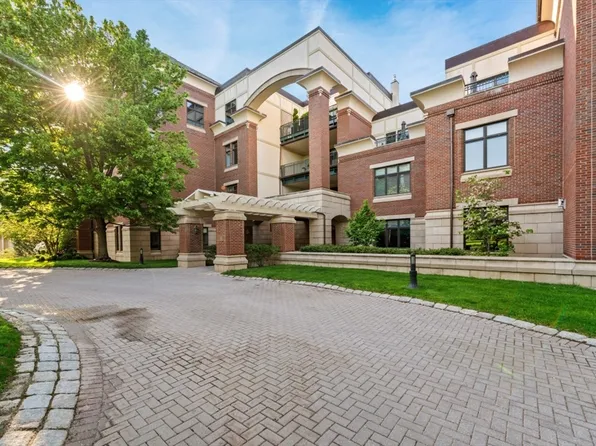 120 Seaver St #B204, Brookline, MA 02445