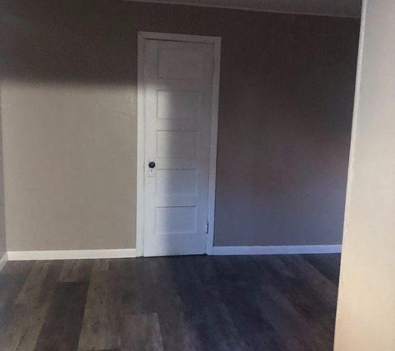 2nd image of 919 7th St APT D