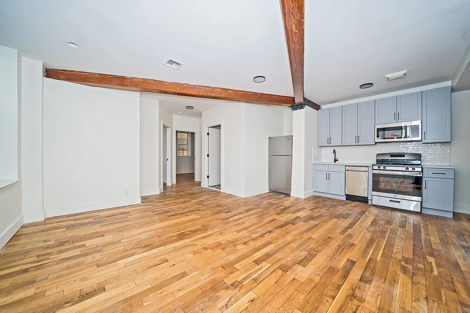 470 Pulaski St — Photo 2