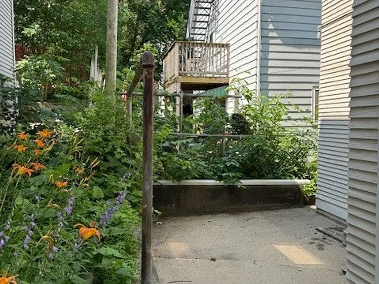 219 E Mifflin St — Photo 6