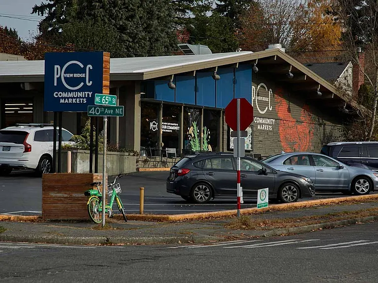 Walking distance to popular PCC neighborhood grocery store and deli. Seattle's oldest co-op, organic grocery store!