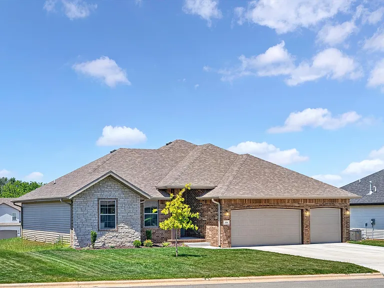 556 Spring Meadow Dr — Photo 1