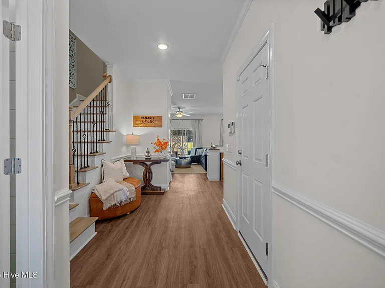 100 Leines Way #B — Photo 3