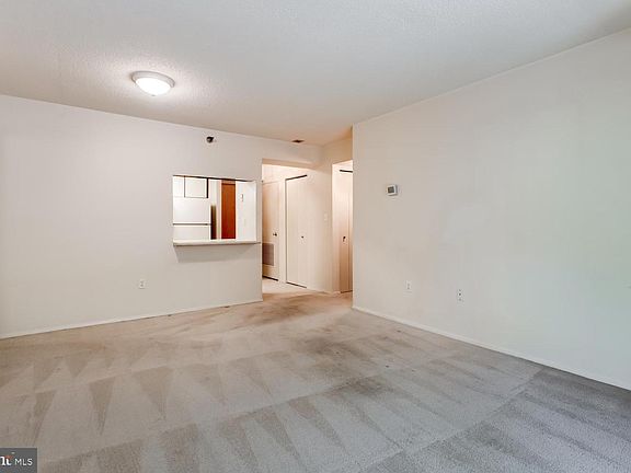 3rd image of 1808 Old Meadow Rd APT 404