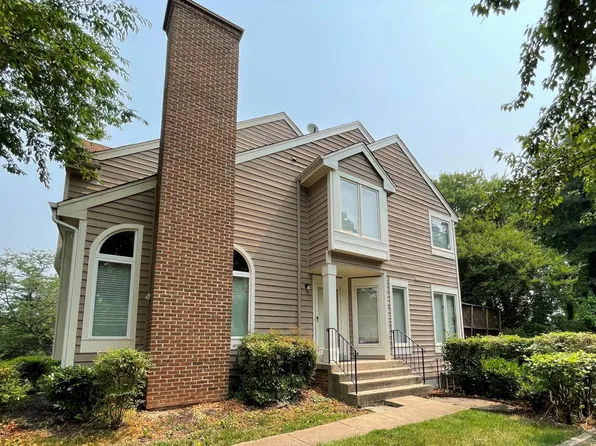 1038 Trevino Ln, Herndon, VA 20170