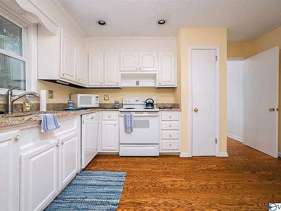 4th image of 10019 Greenview Dr SE