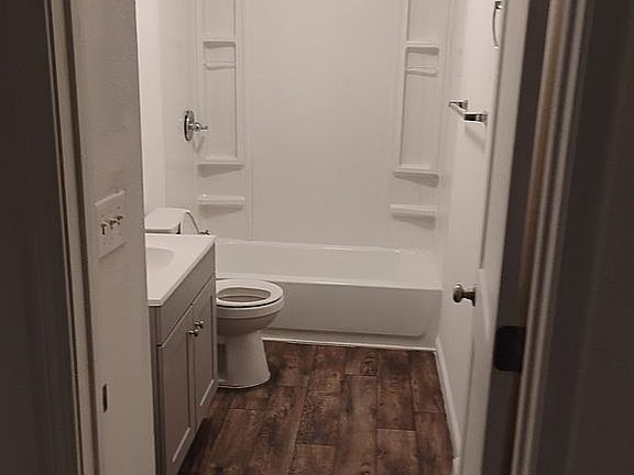 5th image of 804 E 8th St