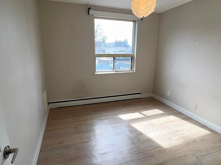 1095 Lakeshore Rd E #2 — Photo 3