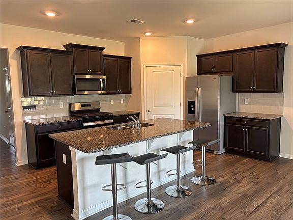 5th image of 159 Slateford Cir
