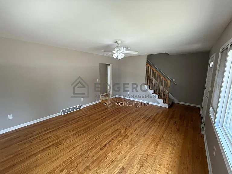 1240 Emerald Ave NE — Photo 2