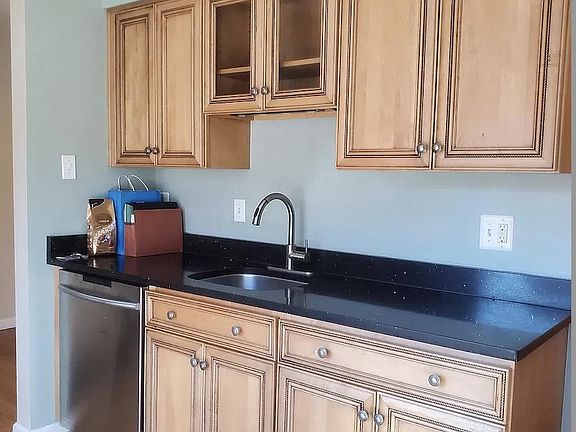 4th image of 10 Dudley Ct #10