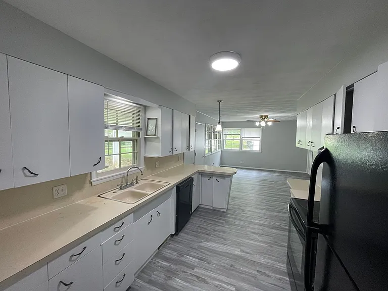 2221 S Virginia Ave — Photo 10