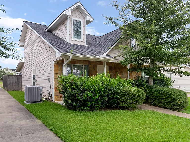 1720 Boardwalk Ct — Photo 3