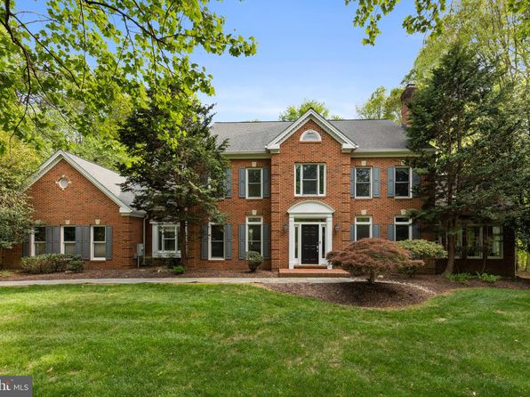 10137 Community Ln, Fairfax Station, VA 22039