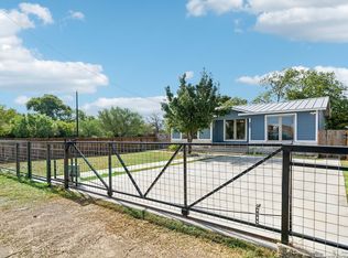 1118 E Chavaneaux Rd, San Antonio, TX 78221