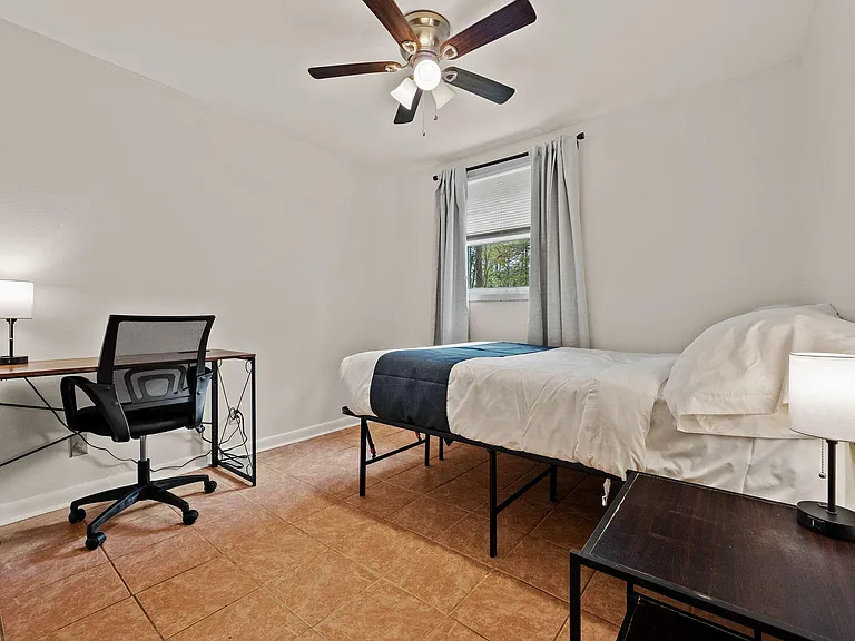 Bedroom 6 with bed, desk table and 2 lamps (2)