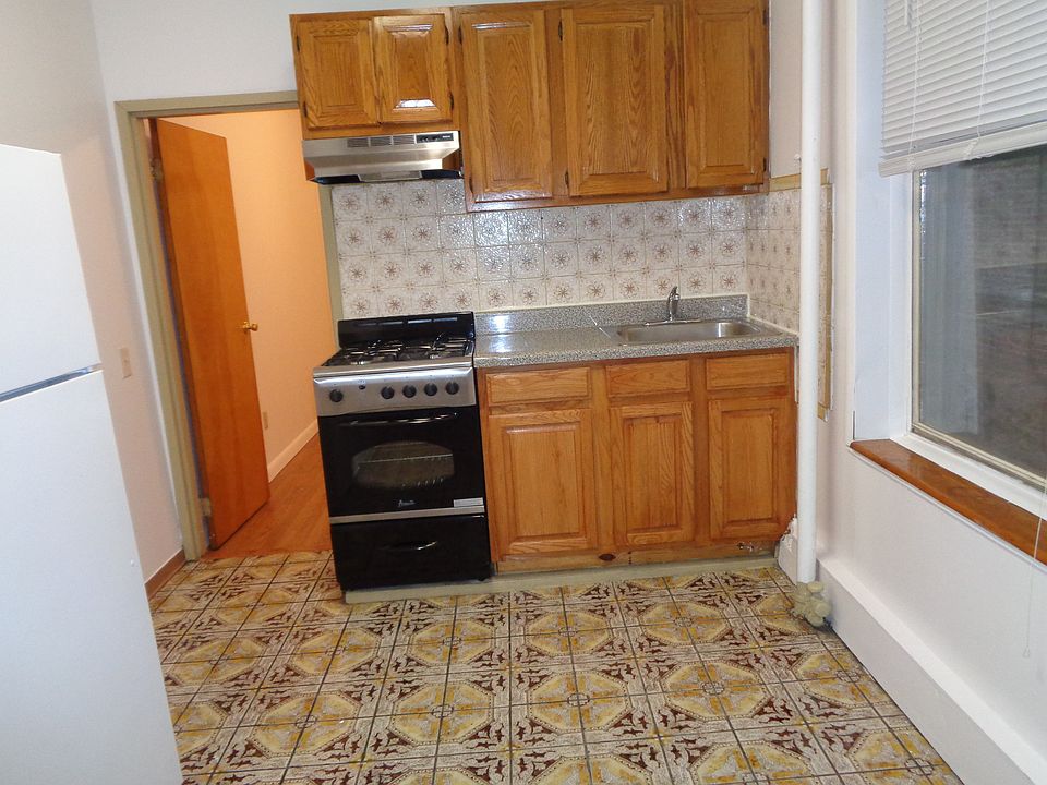 1st image of 2421 Steinway St #3