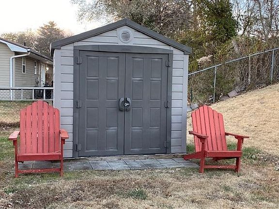 3rd image of 1014 Villa Ln