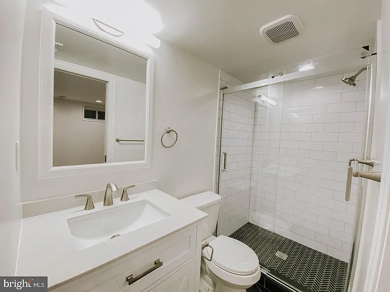 44 E Rosemont Ave — Photo 17