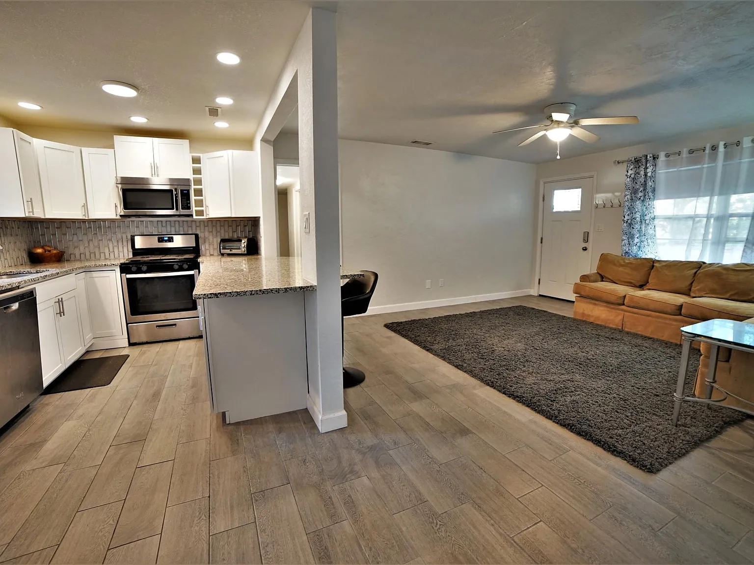 3 bed, 1100 sqft, $2,200 — Photo 1