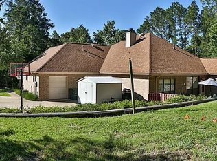 2600 W Green Briar Dr, Huntsville, TX 77340
