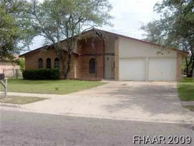 3 bed, 1.5 bath, 1435 sqft, $1,200 — Photo 2