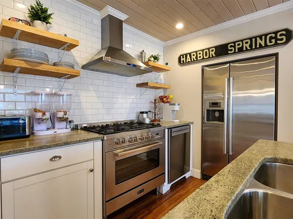 7544 Clayton Rd, Harbor Springs, MI 49740