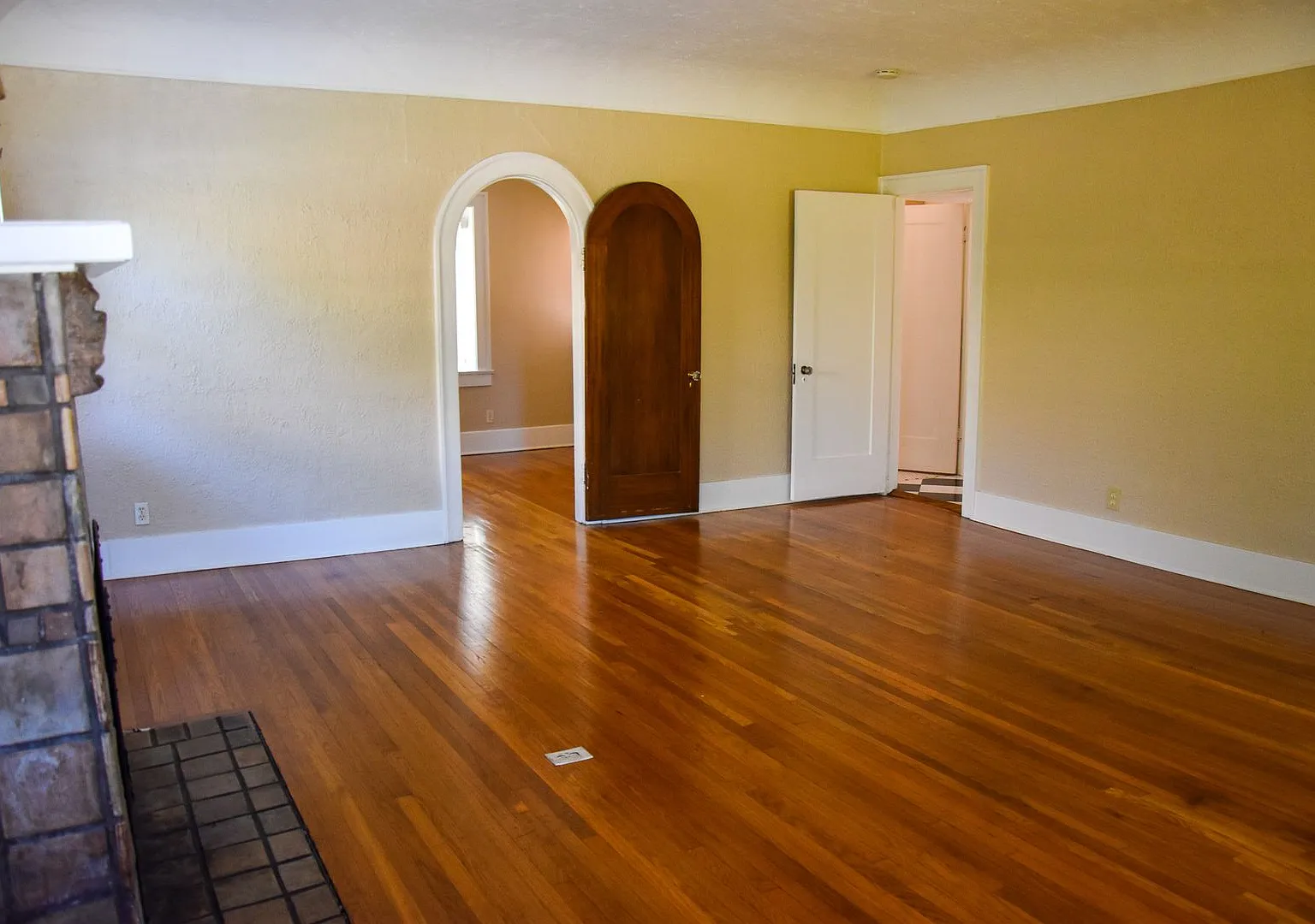 ~ Old Towne Orange Living 2 Story 5 Bedrooms 2 Bath — Photo 4