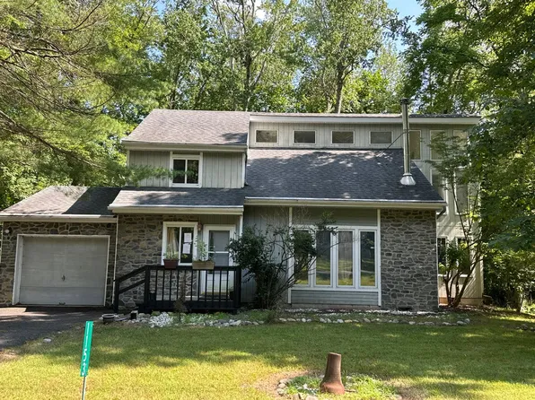 1153 Lake Of The Pines Blvd S, East Stroudsburg, PA 18302