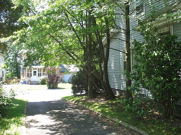 3rd image of 162 Hilton Ave