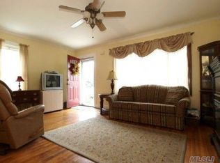 48 Syracuse St, Williston Park, NY 11596